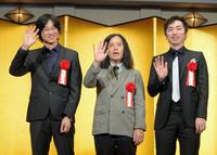 第１５３回芥川・直木賞の贈呈式に出席した（左から）東山彰良氏、又吉直樹、羽田圭介氏＝東京都内のホテル（撮影・堀内翔）