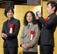 第１５３回芥川・直木賞の贈呈式に出席した（左から）東山彰良氏、又吉直樹、羽田圭介氏＝東京都内のホテル（撮影・堀内翔）