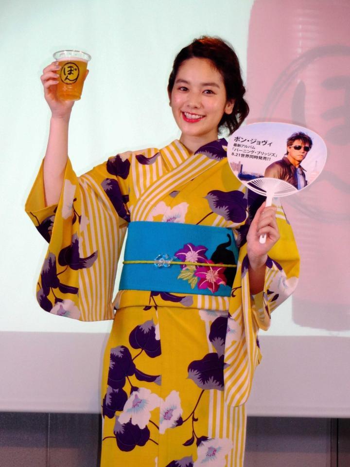 ボンジョビールを手に乾杯する筧美和子＝東京・渋谷のタワーレコード・スカイガーデン