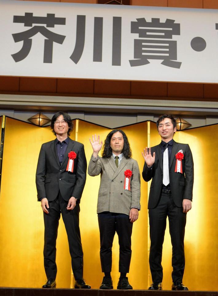 第１５３回芥川・直木賞の贈呈式に出席した（左から）東山彰良氏、又吉直樹、羽田圭介氏＝東京都内のホテル（撮影・堀内翔）