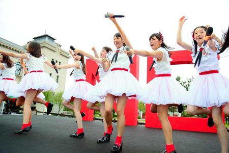 　お披露目イベントを行ったＮＧＴ４８の北原里英（右から３人目）らメンバー＝新潟市内（Ｃ）ＡＫＳ