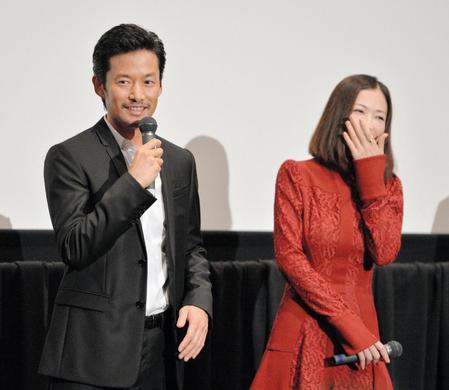 竹野内豊（左）のスロートークに吹き出す松雪泰子＝東京・新宿バルト９（撮影・西岡正）