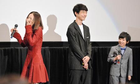 池田優斗（右）に誕生日プレゼントの中身を暴露されて慌てる松雪泰子（左）＝東京・新宿バルト９（撮影・西岡正）