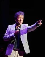 オールディーズの名曲を歌う前川清＝東京・品川プリンスホテル　クラブｅＸ（撮影・園田高夫）