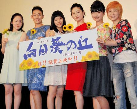 　映画「野火」を宣伝した笑わせた常盤貴子（右から３人目）と（左から）共演者の藤井武美、田中美里、芳根京子、百川晴香、藤田朋子＝東京都内