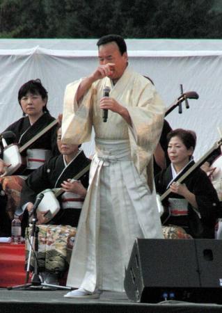 　感極まって涙を流す細川たかし＝北海道・真狩村