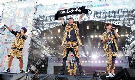 迫力満点のステージで会場を盛り上げた湘南乃風＝ヤンマースタジアム長居