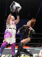 アジャ・コングに攻められるＬｉＬｉＣｏ（右）＝両国国技館