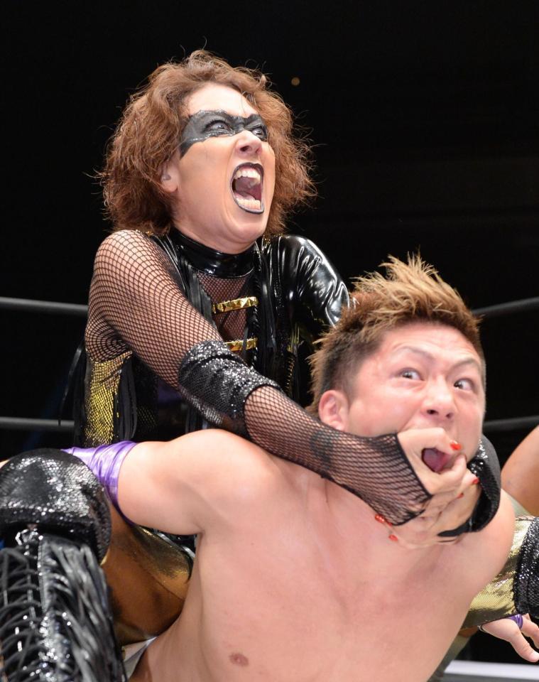 大石（下）を攻めるＬｉＬｉＣｏ＝両国国技館