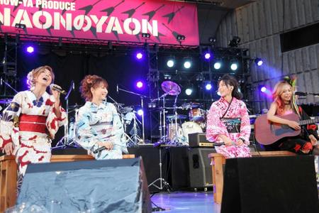 浴衣で登場した（左から）中村あゆみ、杏子、相川七瀬、寺田恵子＝東京・日比谷野外音楽堂　