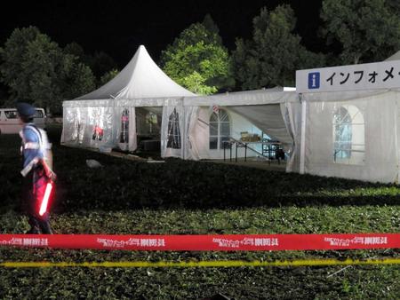 風圧で三角屋根が壊れ、内部に落下したテント（中央）＝静岡県富士宮市「ふもとっぱら」