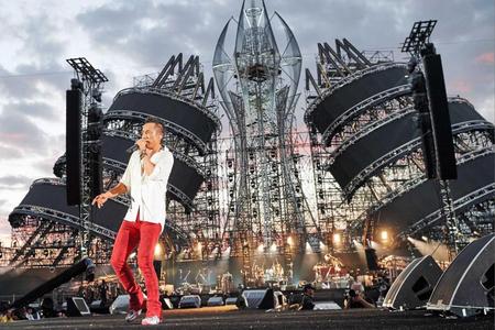 熱唱する長渕剛