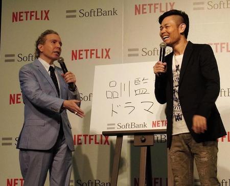 オリジナルコンテンツの企画をプレゼンする品川庄司の品川祐（右）とデーブ・スペクター＝東京・汐留