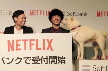 白戸家のお父さん犬になめられる品川庄司の庄司智春（右）と品川祐＝東京・汐留
