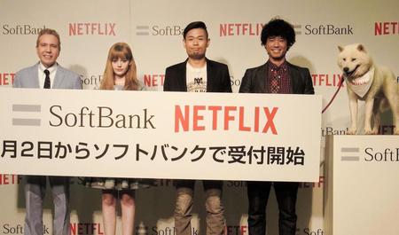 ゲストとして登場した（左から）デーブ・スペクター、ダコタ・ローズ、品川庄司の品川祐と庄司智春＝東京・汐留