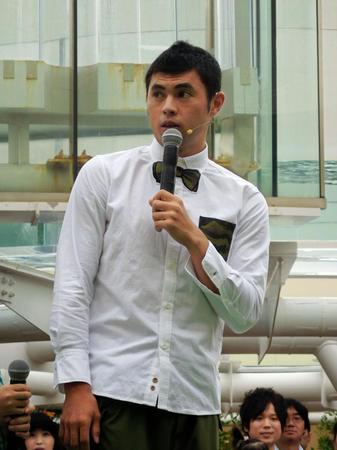 モデル・大澤玲美との進展がないことを明かした小島よしお＝東京・池袋