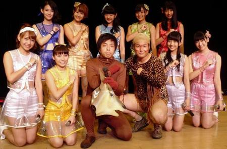 イベントに登場したバンビーノの石山大輔（前列右から３人目）、藤田裕樹（同４人目）とＳＵＰＥＲ☆ＧｉＲＬＳのメンバー