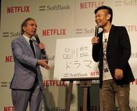 オリジナルコンテンツの企画をプレゼンする品川庄司の品川祐（右）とデーブ・スペクター＝東京・汐留