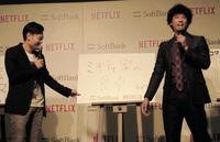 オリジナルコンテンツの企画をプレゼンする品川庄司の庄司智春（右）と品川祐＝東京・汐留