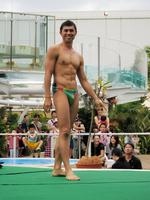 モデル・大澤玲美との進展がないことを明かした小島よしお＝東京・池袋