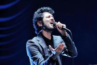 デビュー２０周年を記念したアコースティックライブで熱唱した平井堅＝東京・六本木