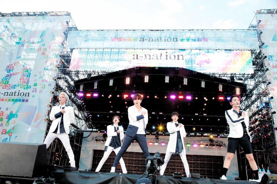 会場を盛り上げるＳＨＩＮｅｅ（左からジョンヒョン、オンユ、テミン、ミンホ、キー）