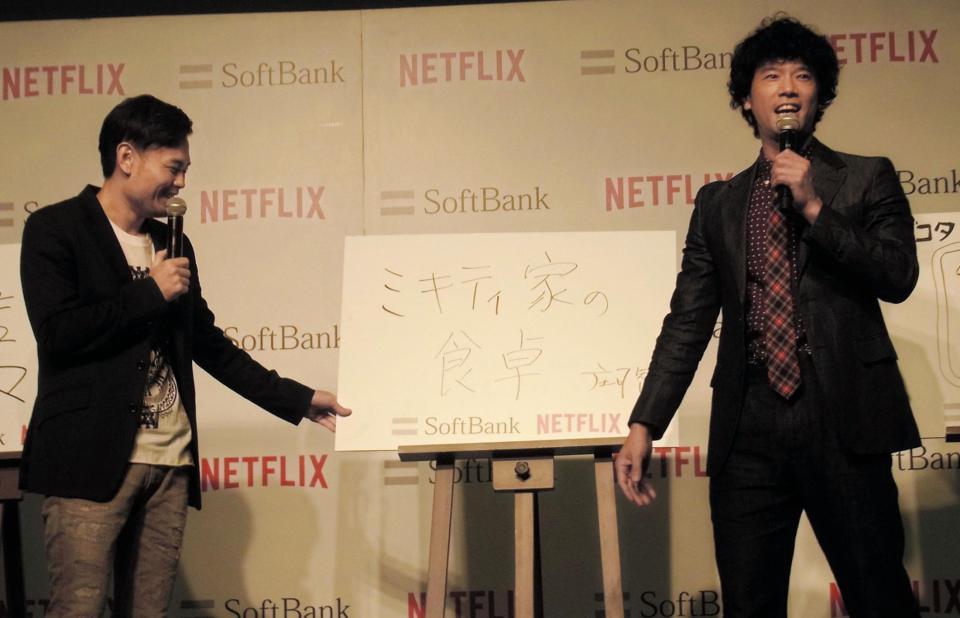 オリジナルコンテンツの企画をプレゼンする品川庄司の庄司智春（右）と品川祐＝東京・汐留