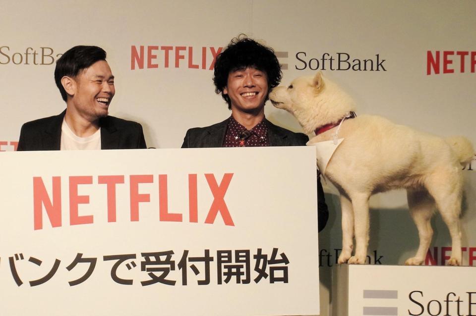 白戸家のお父さん犬になめられる品川庄司の庄司智春（右）と品川祐＝東京・汐留