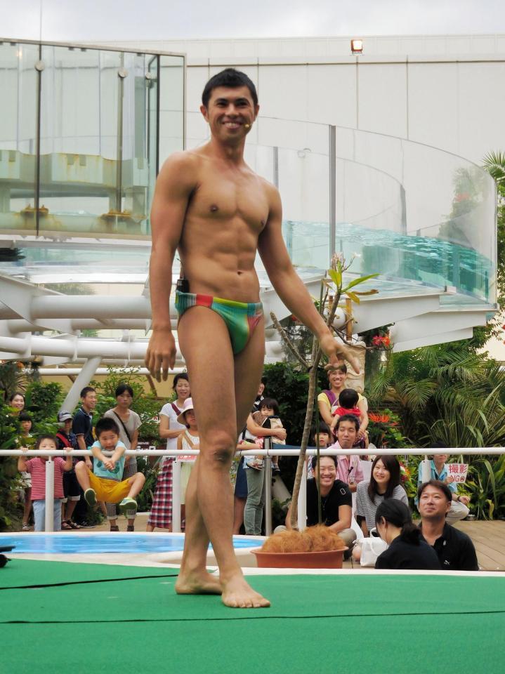 モデル・大澤玲美との進展がないことを明かした小島よしお＝東京・池袋