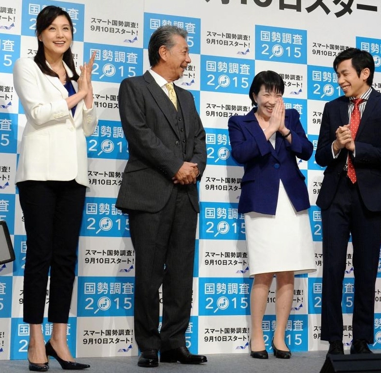 高市早苗総務大臣（左から３番目）から国勢調査の広報大使に任命された（左から）藤原紀香、高田純次、織田信成＝東京・内幸町のイイノホール（撮影・堀内翔）