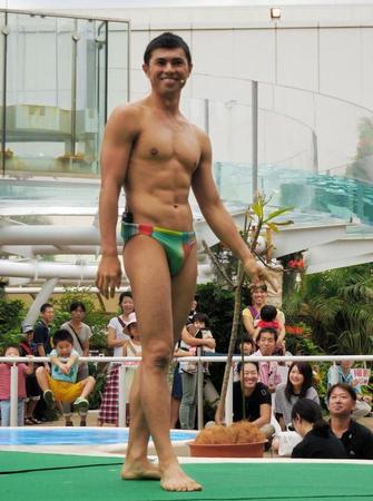 モデル・大澤玲美との進展がないことを明かした小島よしお＝東京・池袋