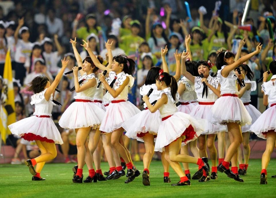 東京ドーム初お披露目で熱唱する柏木由紀（左から２人目）らＮＧＴ４８＝東京ドーム（撮影・西岡正）