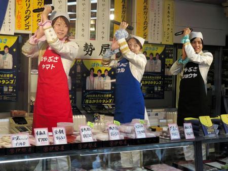 　和菓子店のカウンター内で歌唱するはやぶさ＝東京・巣鴨