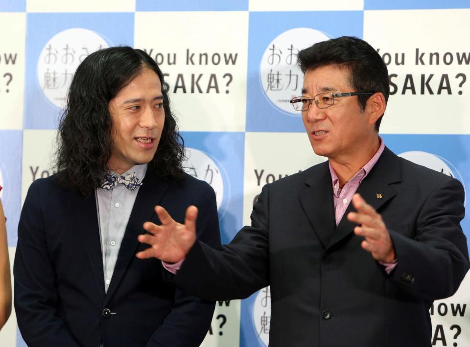 又吉直樹（左）は松井一郎大阪府知事から次回作は大阪を題材にしたものをリクエストされる＝大阪府庁（撮影・山口　登）
