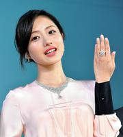 総額２億円以上のジュエリーを身につけ登場した石原さとみ＝東京ビックサイト（撮影・園田高夫）