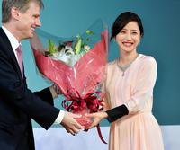 花束を手にして笑顔を見せる石原さとみ（右）＝東京ビックサイト（撮影・園田高夫）