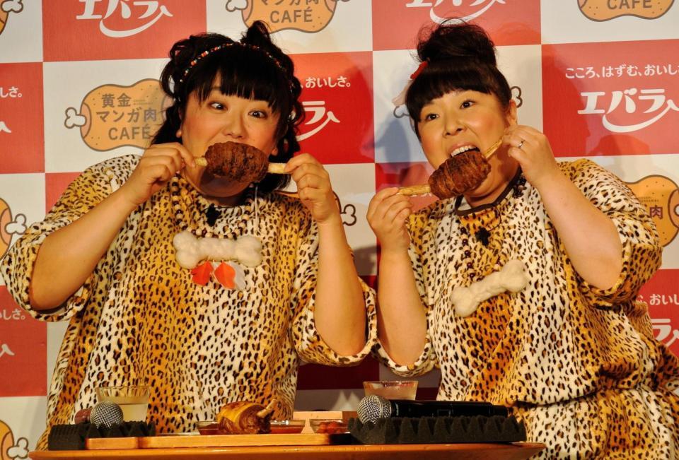 骨付き肉にかぶりつく森三中の黒沢かずこ（左）と村上知子＝東京・恵比寿