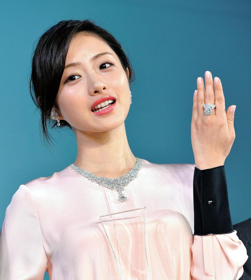 　総額２億円以上のジュエリーを身につけ登場した石原さとみ＝東京ビックサイト（撮影・園田高夫）