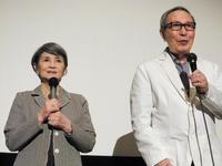 舞台あいさつする江原真二郎（右）・中原ひとみ夫妻＝東京・新宿のＫ’ｓ　ｃｉｎｅｍａ