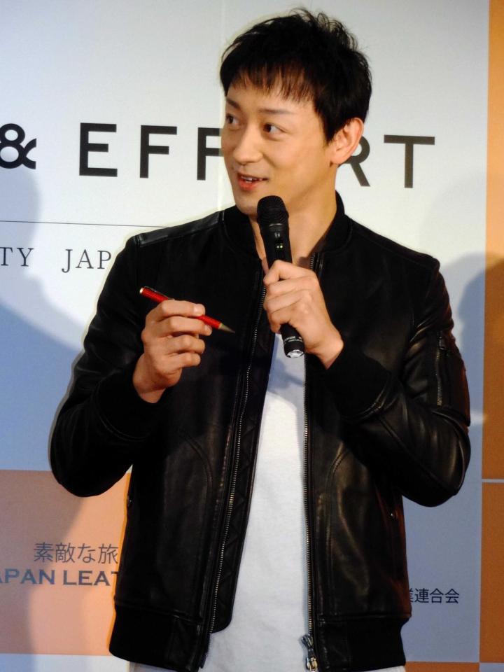 　革のペンを手に堀北真希との結婚について語った山本耕史＝東京・銀座