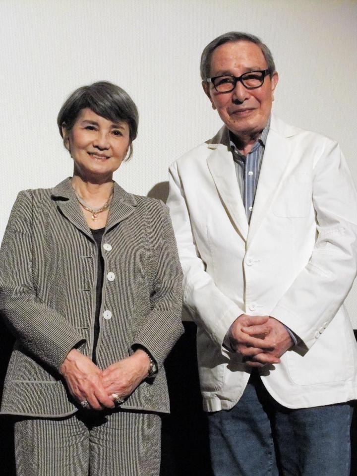 舞台あいさつした江原真二郎（右）・中原ひとみ夫妻＝東京・新宿のＫ’ｓ　ｃｉｎｅｍａ