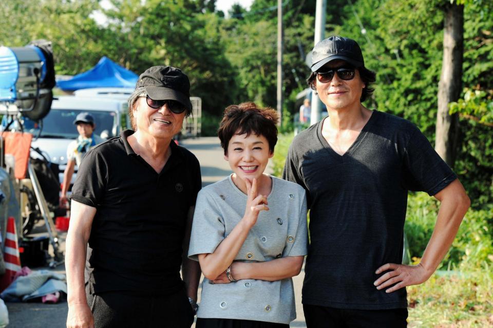 映画「後妻業」の撮影に臨んでいる（右から）豊川悦司、大竹しのぶ、鶴橋康夫監督