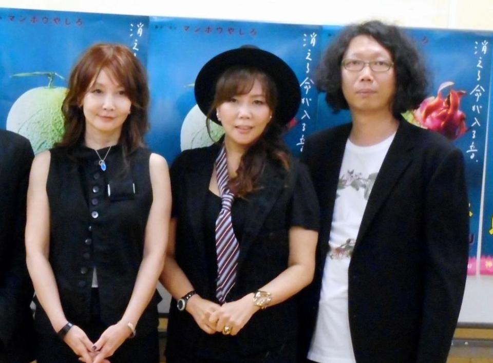 舞台の制作発表会見をした（左から）ＹＯＵ、小川菜摘、マンボウやしろ＝吉本興業東京本部