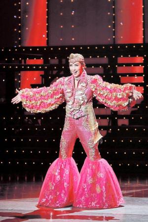 「ＤＲＡＧＯＮ　ＮＩＦＧＨＴ！！」で華麗な舞台を繰り広げる宝塚歌劇団・龍真咲（中央）＝大阪市のシアター・ドラマシティ