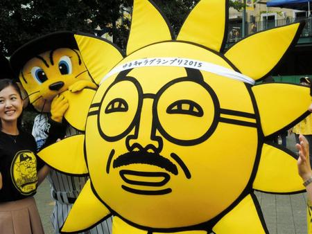 　阪神ファンにアピールして回ったサンテレビのマスコットキャラクター「おっ！サン」（右）とトラッキー＝甲子園球場