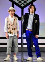 仕事復帰したティーアップの前田勝（左）と相方の長谷川宏＝京都市のよしもと祇園花月