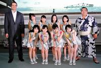 琴奨菊（右）と鳴戸親方（左）からエールを送られたこぶしファクトリー＝東京・豊洲