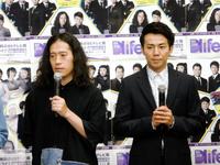 新番組の製作発表会に登場したピースの又吉直樹（左）と綾部祐二＝東京・麻布台