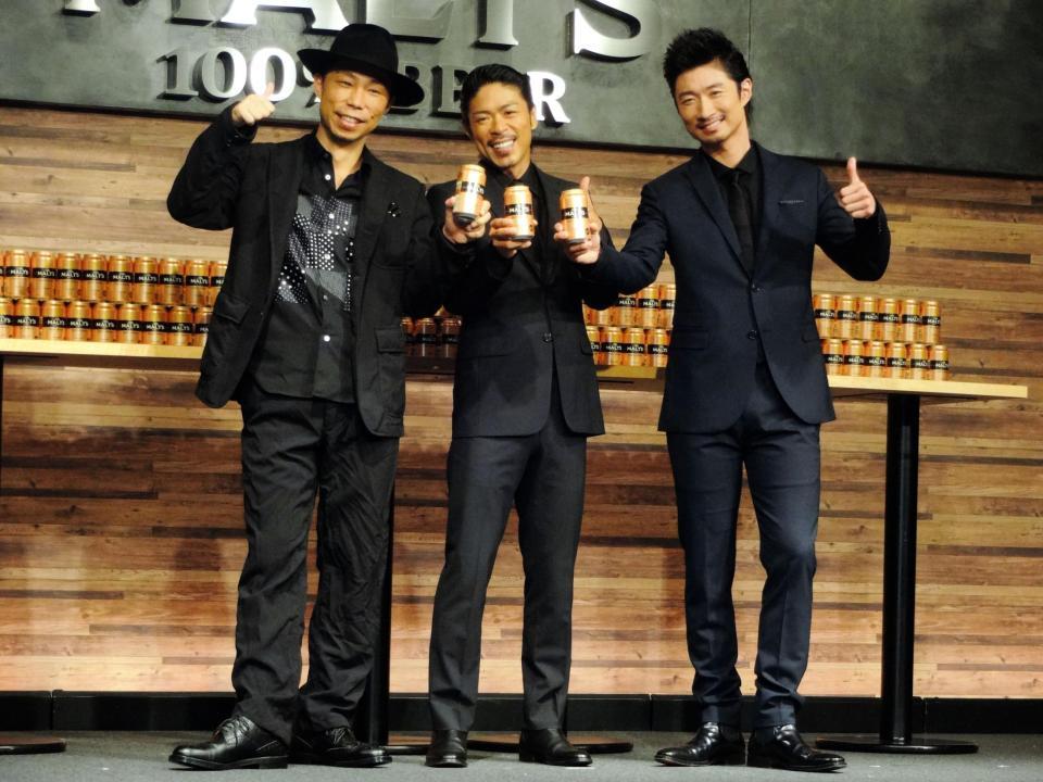 イベントで乾杯するＥＸＩＬＥの（左から）ＵＳＡ、ＭＡＴＳＵ、ＭＡＫＩＤＡＩ＝ＡＮＡインターコンチネンタルホテル東京