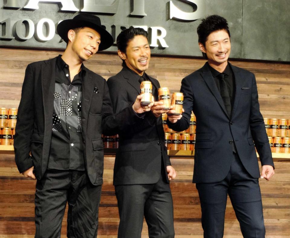 乾杯するＥＸＩＬＥの（左から）ＵＳＡ、松本利夫、ＭＡＫＩＤＡＩ＝東京・赤坂